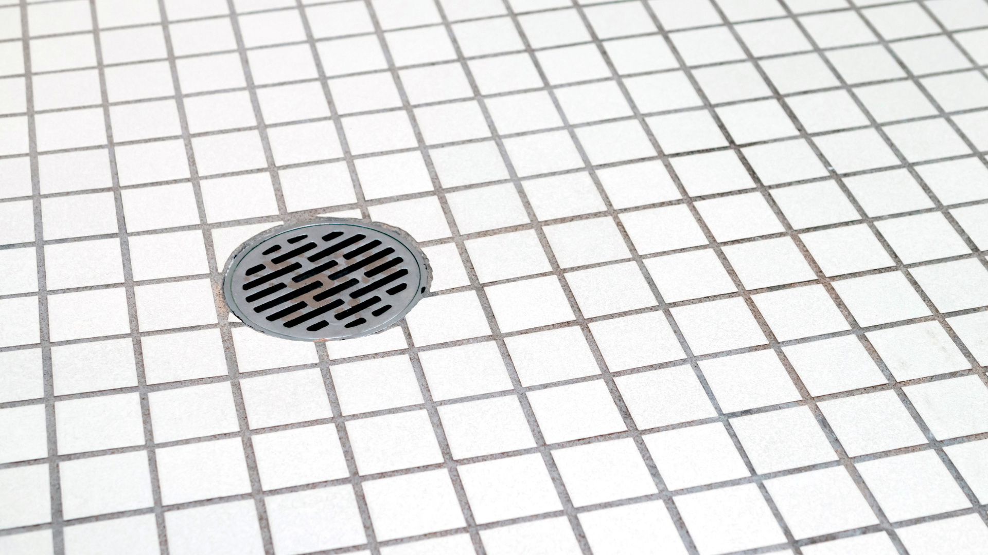 1.床と排水口の進化!足元の不快感を減らす最新機能